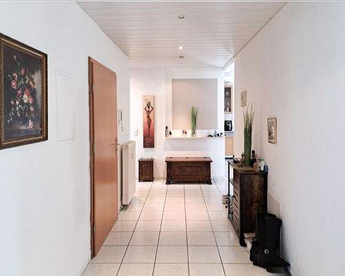 Wohnliche Diele im DG