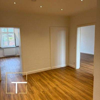 Leerer Raum mit Holzboden