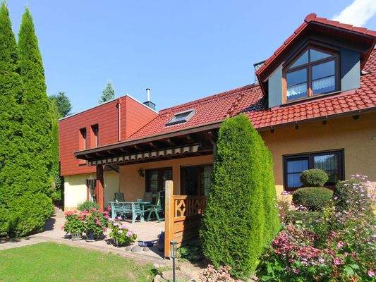 Rückansicht und Terrasse mit Garten