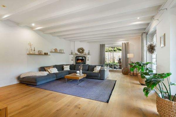 Wohnzimmer mit Kamin