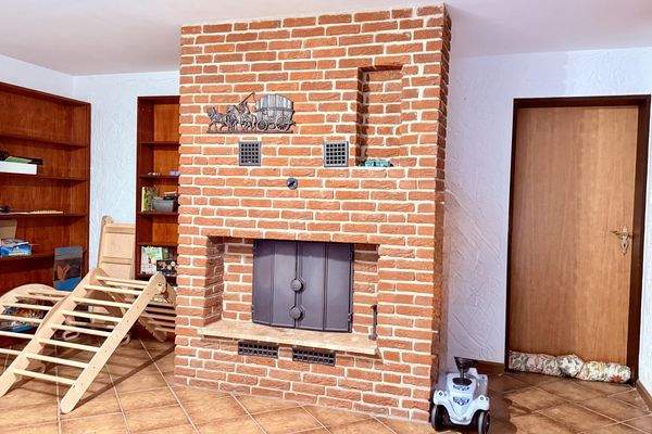 Flur mit Kamin im Kellergeschoss