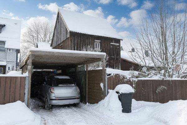 Blick zum Carport und Schuppen