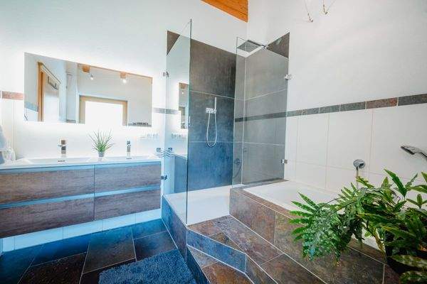  Modernes Badezimmer mit Wanne und Dusche...