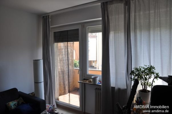 Zimmer mit Fenster und Balkontüre