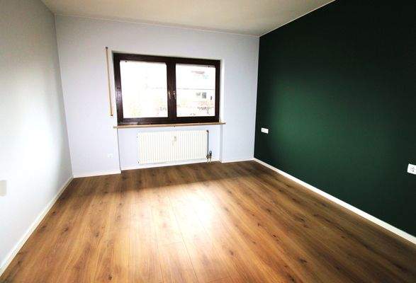 Helles Zimmer mit Fenster