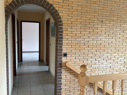 Durchgang vom Flur zu den Räumen, Bad + Gäste-WC