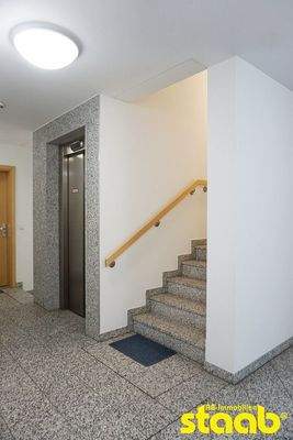Treppenhaus mit Aufzug!