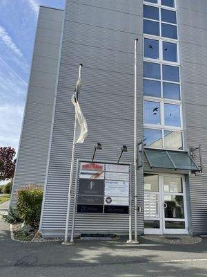 Haupteingang mit Werbetafel