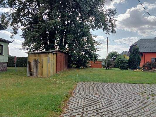 Schuppen und Parkplatz