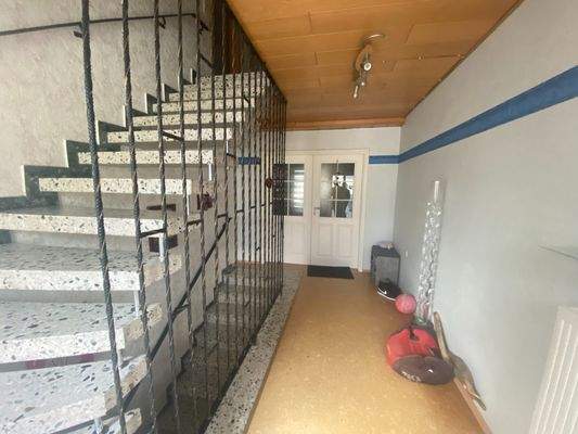 Treppenhaus und Zugang Wohnung OG