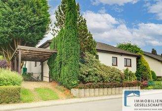 Straßenansicht  + Carport