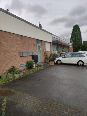 Parkplätze u. Eingang