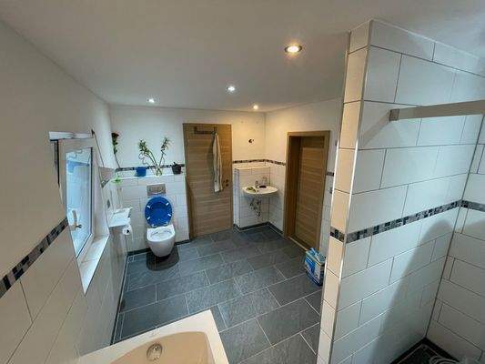 neues Bad mit Dusche und Badewanne