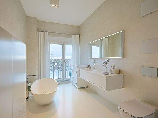 Wellnessbad mit freistehender Badewanne