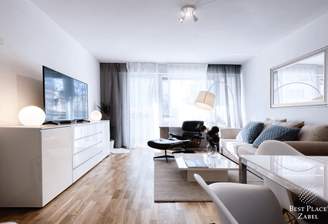 Lichtdurchflutetes Wohnzimmer