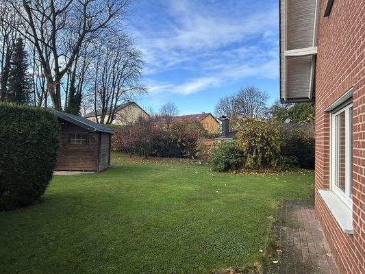 Teilansicht Garten mit Gartenhütte