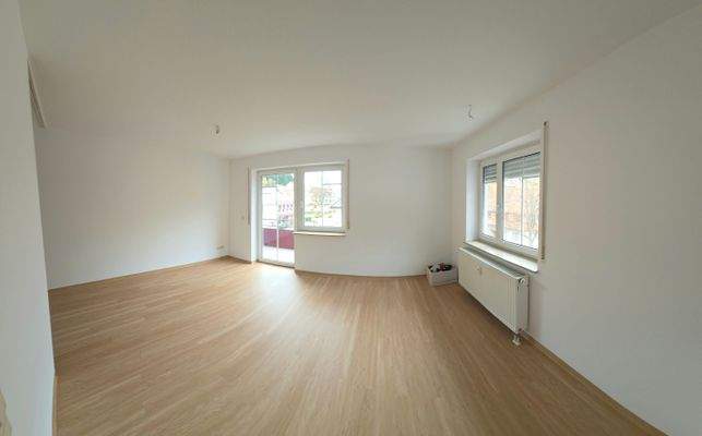 Großer und heller Wohn und Essbereich mit Zugang zum überdachten Balkon