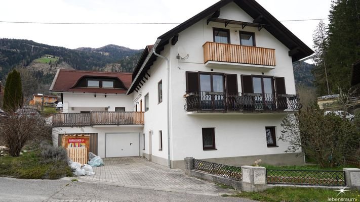 Außenansicht + Zugang Garage und KG.