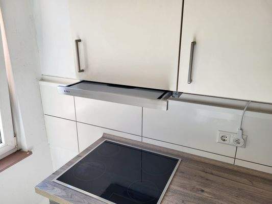 Moderne Küche mit Kochfeld