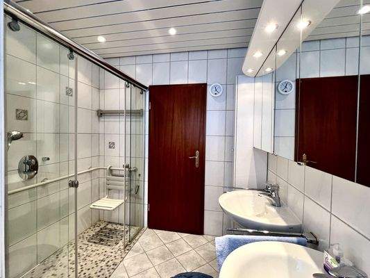 Modernes Duschbad aus 2015