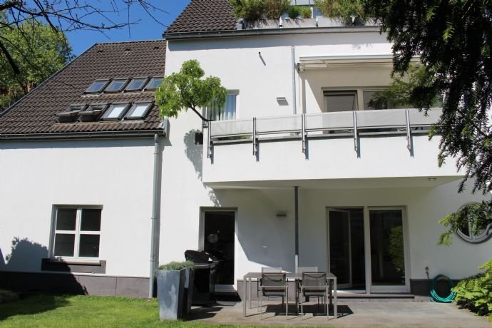 Traumhaftes, modernes Haus im Haus mit herrlichem Garten in hervorragender Lage