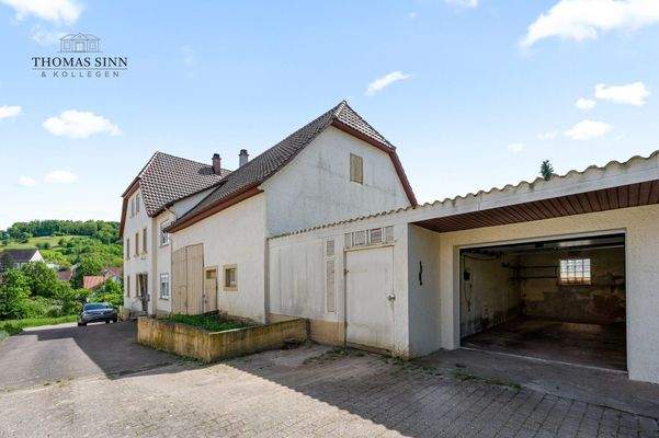 Hofeinfahrt + Scheune + Garage