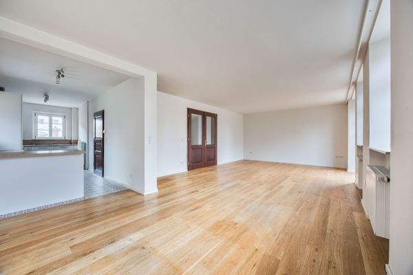 Großes Wohn- und Esszimmer mit offener Küche