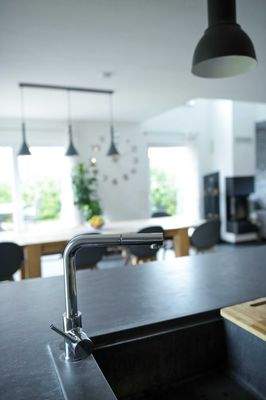 Exklusive Einbauküche, die Design und Funktion meisterhaft verbindet