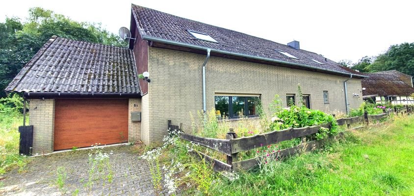 Außenansicht mit Garage