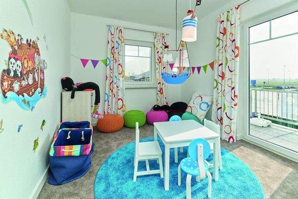 Helles Kinderzimmer mit Spielbereich