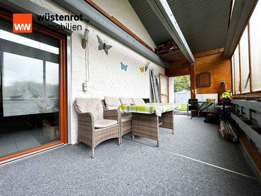 EG: Überdachte Veranda mit gemütlicher Chillecke