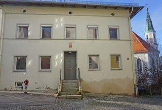 Blick auf das Haus und den Haupteingang