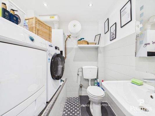 Waschraum mit Toilette