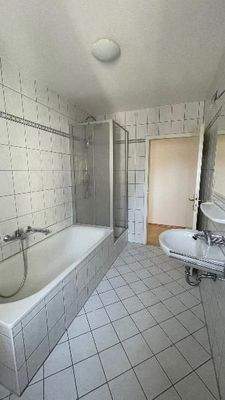 Bad mit Wanne und Dusche