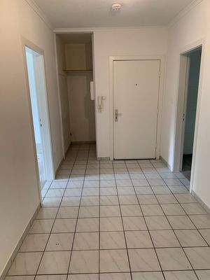 Flur ca.10qm,Blick Eingangstür