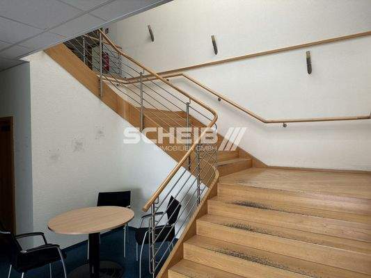 per Treppenhaus zum Obergeschoss