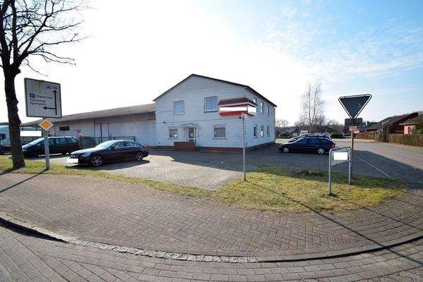 Durchfahrtsstraße am Bürokomplex