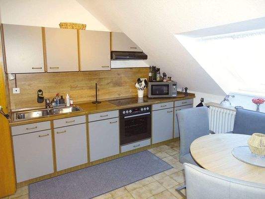 EBK mit Hänge- und Unterschränken + Markengeräte von Bosch und Siemens