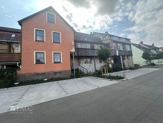 Rückseite und Parkplätze