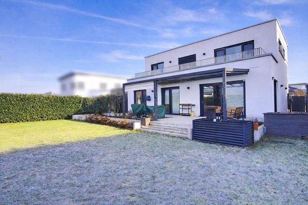 Außenaufnahme mit Garten u. Terrasse