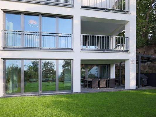 EG+OG: Glasfronten zum großzügigen Garten mit Terrasse und Balkon