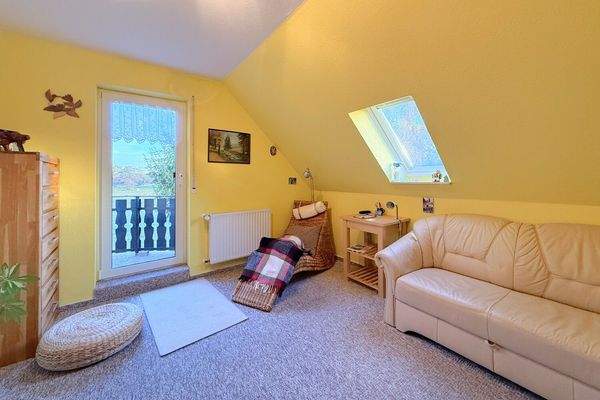 helles Kinderzimmer mit Zugang zum Balkon