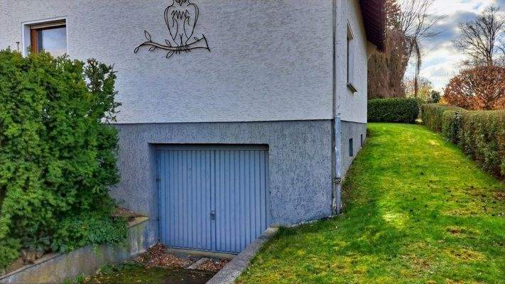 Rechte Hausseite mit Garageneinfahrt