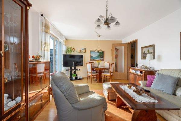 Großzügiger Wohnbereich mit viel Tageslicht