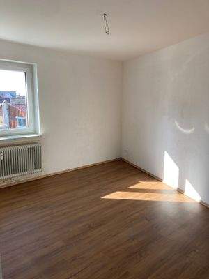 Kinderzimmer mit weiß angelegten Wänden und braunem Vinyl-Designboden in Holzoptik