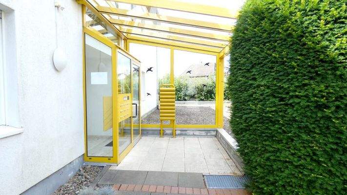 überdachter Eingangsbereich