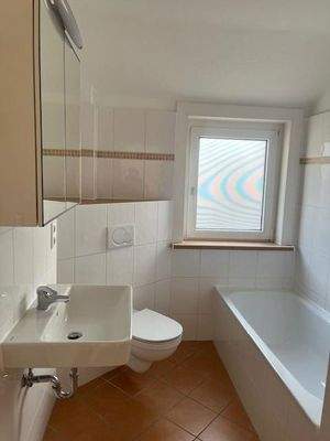 Bad mit Wanne und Fenster 