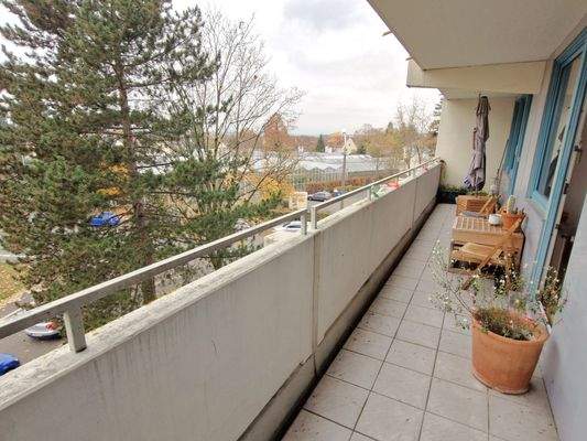 der großer Südbalkon erstreckt sich über die gesamte Wohnungsbreite