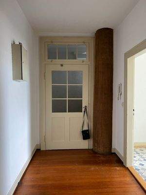 Wohnungseingang mit Säule