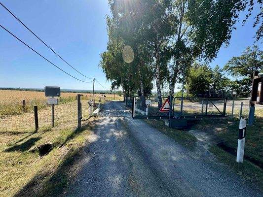 Zufahrt zur Siedlung